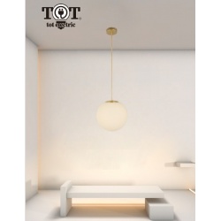 Lampadario a sospensione oro con sfera in vetro bianco attacco E27 design moderno minimal